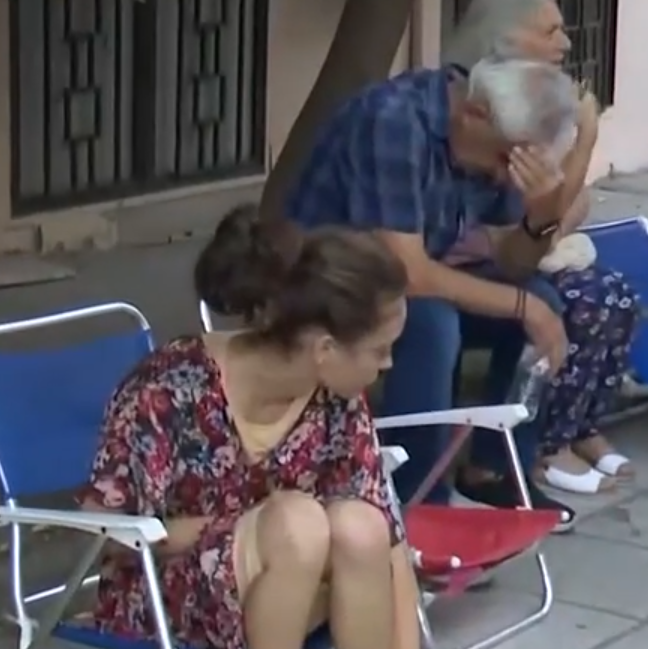 Απίστευτο: Κοιμήθηκαν έξω από αστυνομικό τμήμα για να προλάβουν διαβατήριο με την παλιά ταυτότητα