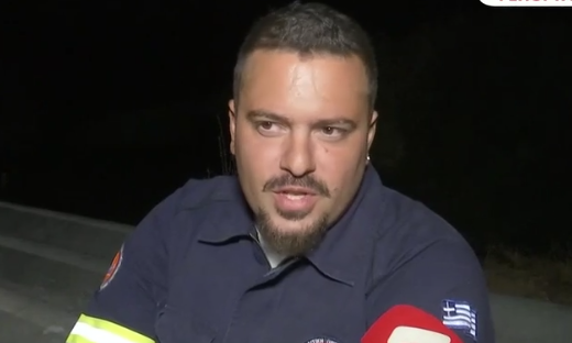 Βίλια Αττικής: Εθελοντής δασοπυροσβέστης έσωσε δεκάδες σπίτια, αλλά το δικό του έγινε «στάχτη»