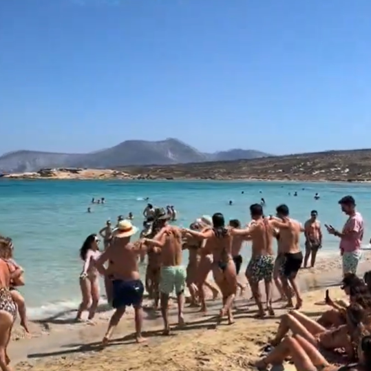 Κουφονήσι: Λουόμενοι χορεύουν Ικαριώτικο σε «πανηγύρι» στην παραλία - «Τι φρίκη είναι αυτή;»