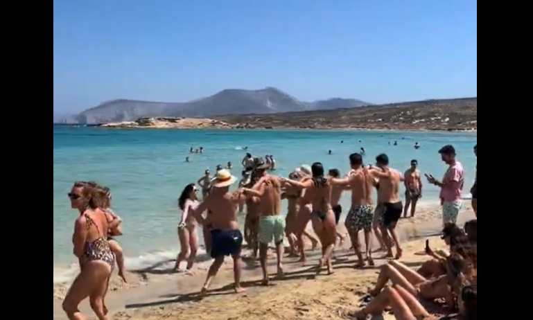 Κουφονήσι: Λουόμενοι χορεύουν Ικαριώτικο σε «πανηγύρι» στην παραλία - «Τι φρίκη είναι αυτή;»