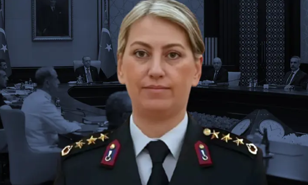 Πρώτη γυναίκα ταξίαρχος της Τουρκικής Πολεμικής Αεροπορίας - Ποια είναι η Οζλέμ Καραπινάρ