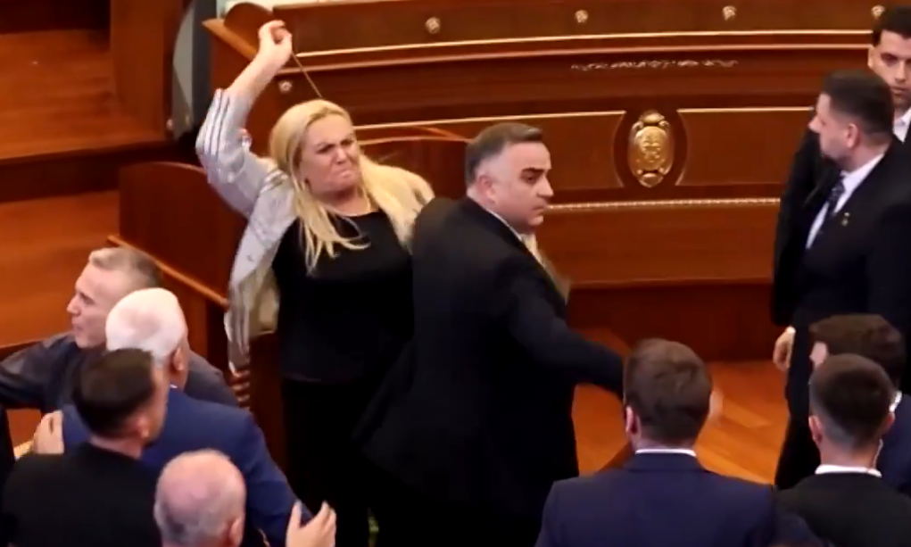 Χαμός στη βουλή του Κοσόβου: Βουλευτής της αντιπολίτευσης πέταξε αυγά στον υπηρεσιακό πρωθυπουργό