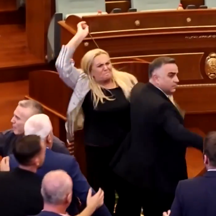 Χαμός στη βουλή του Κοσόβου: Βουλευτής της αντιπολίτευσης πέταξε αυγά στον υπηρεσιακό πρωθυπουργό