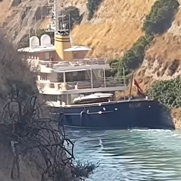 Ισθμός: Superyacht αξίας 50 εκατ. δολαρίων «χτύπησε» στα πρανή της Διώρυγας Κορίνθου - Βίντεο