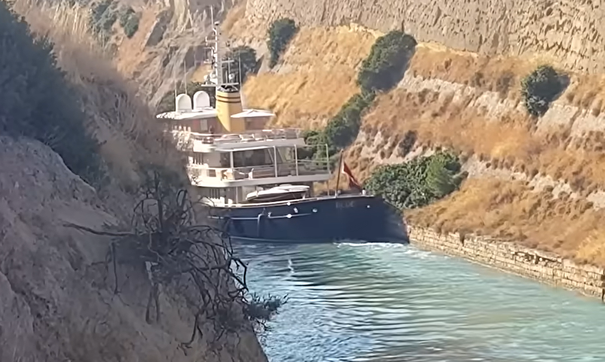 Ισθμός: Superyacht αξίας 50 εκατ. δολαρίων «χτύπησε» στα πρανή της Διώρυγας Κορίνθου - Βίντεο