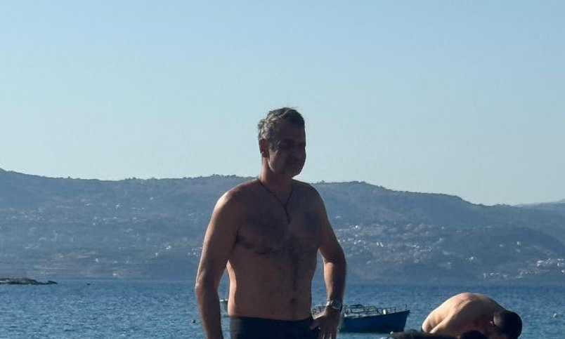 Κυριάκος Μητσοτάκης: Στο Μαράθι για πρωινό μπάνιο ο πρωθυπουργός