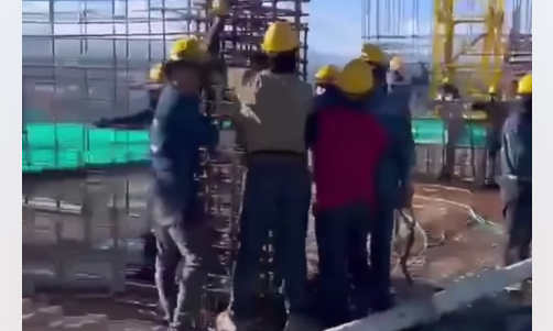 Φονικός σεισμός στην Κολομβία: Η στιγμή που υπό κατασκευή κτήριο ταλαντεύεται, παγιδεύοντας εργάτες