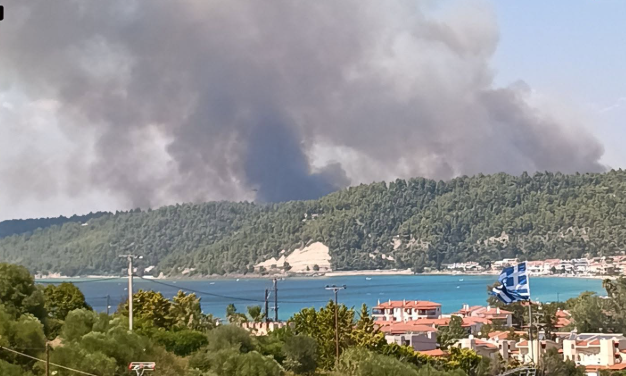 Live blog: Λεπτό προς λεπτό η μάχη με τις φωτιές σε Χαλκιδική και Μακύνεια Ναυπακτίας