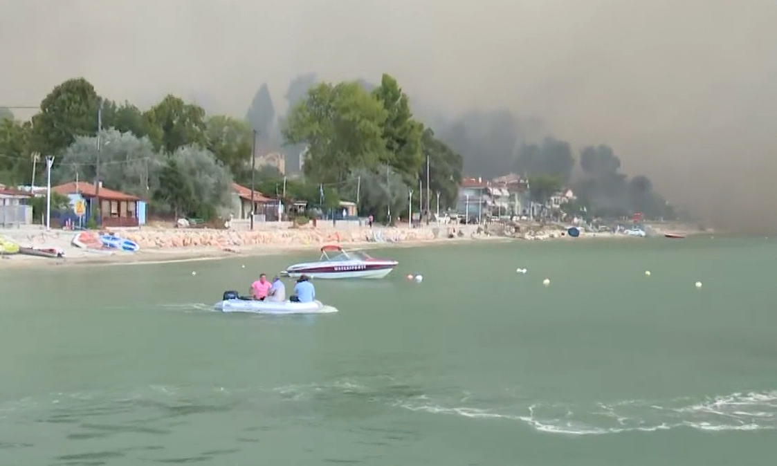 Live blog: Εκτός ελέγχου η φωτιά στη Χαλκιδική, εκκένωση δια θαλάσσης από τη Σίβηρη