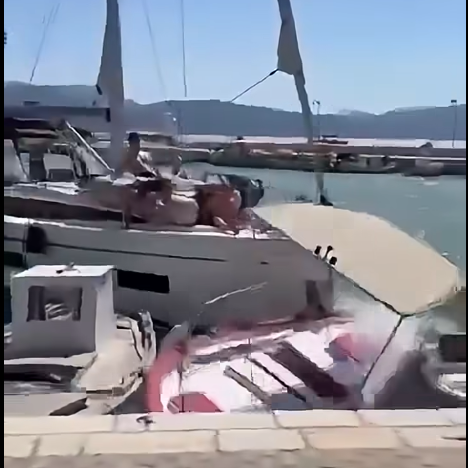 Κάλαμος: Η στιγμή που ιστιοφόρο προσκρούει σε δεμένα σκάφη στο λιμάνι – Δείτε βίντεο