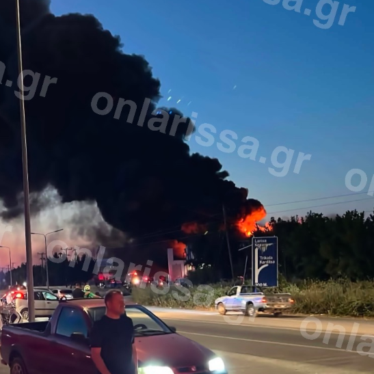 Λάρισα:  Φωτιά σε εργοστάσιο – Πυκνοί καπνοί κάλυψαν τον ουρανό - Μήνυμα 112