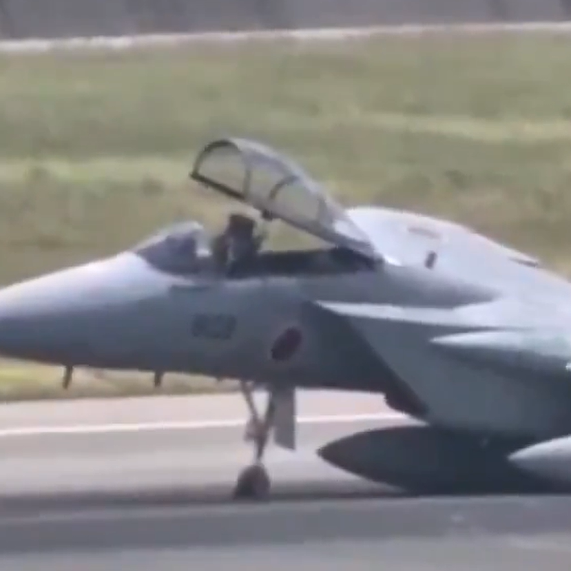 Ανώμαλη προσγείωση ιαπωνικού μαχητικού F-15 στο αεροδρόμιο της Νάχα στην Οκινάουα - Βίντεο