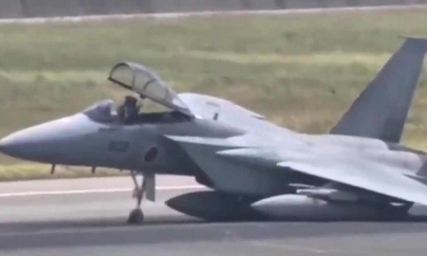 Ανώμαλη προσγείωση ιαπωνικού μαχητικού F-15 στο αεροδρόμιο της Νάχα στην Οκινάουα - Βίντεο