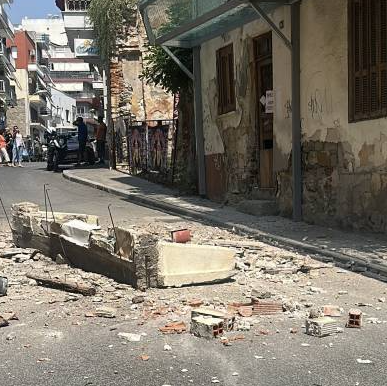 Καβάλα: Κατέρρευσε μπαλκόνι - Παραλίγο γλίτωσε οδηγός με μηχανάκι