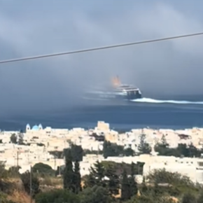 Εντυπωσιακές εικόνες στο λιμάνι της Πάρου: Πυκνή ομίχλη «καταπίνει» πλοίο που αναχωρεί- Δείτε βίντεο
