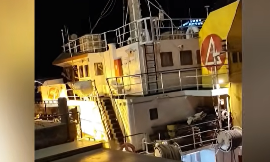 Χαλκίδα: Πλοίο περνάει ξυστά από τη γέφυρα του Ευρίπου