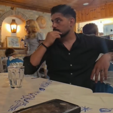 Μαντόνα: Viral βίντεο από την Πάτμο - Άνδρας έβγαζε selfie σε ταβέρνα και εκείνη πέρασε πίσω του