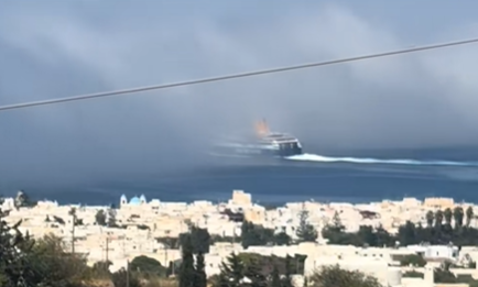 Εντυπωσιακές εικόνες στο λιμάνι της Πάρου: Πυκνή ομίχλη «καταπίνει» πλοίο που αναχωρεί- Δείτε βίντεο
