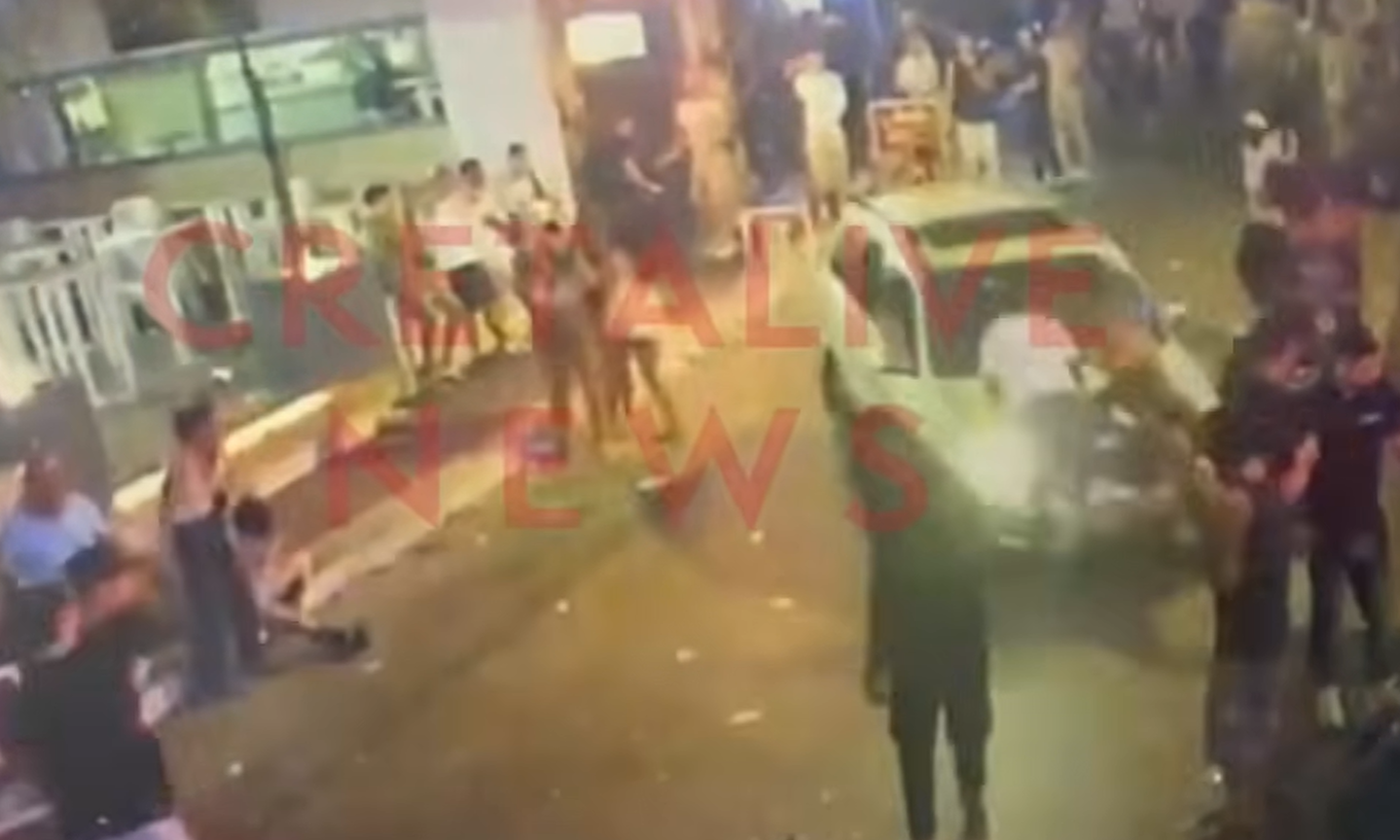 Σκληρό βίντεο: Η στιγμή που αυτοκίνητο παρασέρνει ζευγάρι Βρετανών στα Μάλια