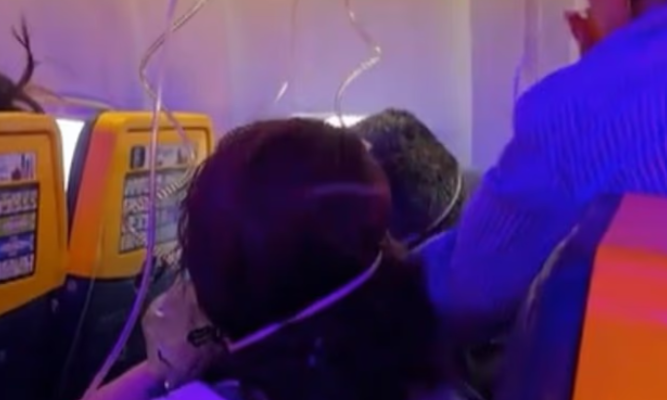 Νέα δραματικά πλάνα από την πτήση τρόμου της Ryanair: Η ξαφνική αποσυμπίεση που «αναρρόφησε» επιβάτη