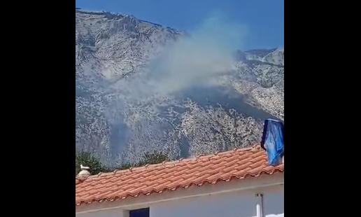 Βίντεο ντοκουμέντο από τη φωτιά στον Μαραθόκαμπο – Ακούγονται εκρήξεις από το παλιό πεδίο βολής