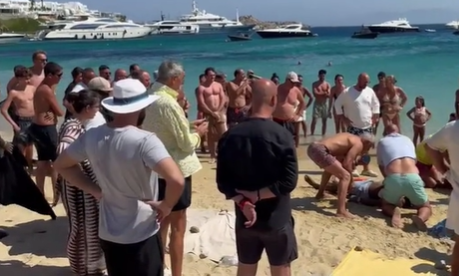Τραγωδία στη Μύκονο: Τουρίστας πνίγηκε στην Ψαρρού – Η απεγνωσμένη προσπάθεια να σωθεί