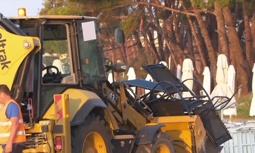 Χαλκιδική: Η στιγμή που μπουλντόζα ξηλώνει τις «μόνιμες» ξαπλώστρες με λουκέτα από την παραλία