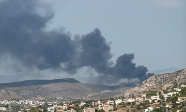 Φωτιά τώρα στη Σαλαμίνα: 112 για εκκένωση δύο περιοχών