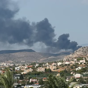 Φωτιά τώρα στη Σαλαμίνα: 112 για εκκένωση δύο περιοχών