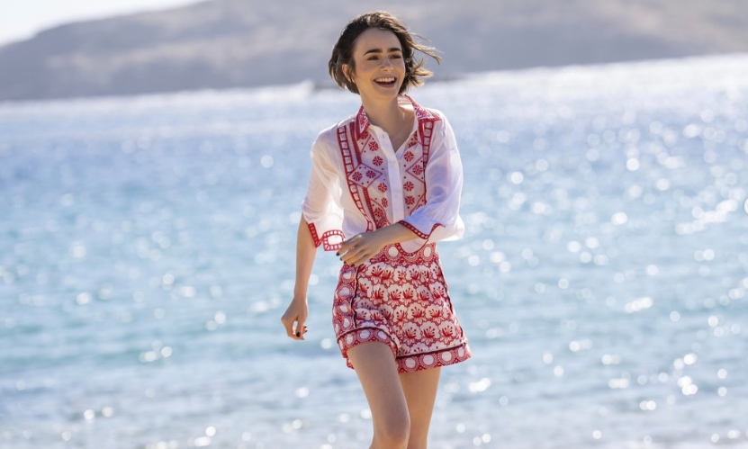 «Emily in Paris»: Οι πρώτες εικόνες της τελευταίας σεζόν που γυρίστηκε σε Μύκονο, Μονακό και Παρίσι