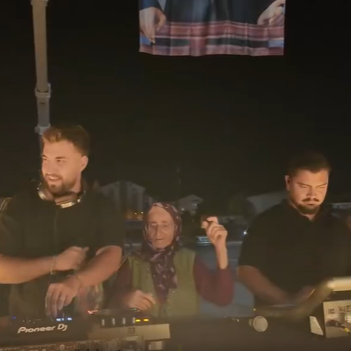 Γιαγιά raver στην Τουρκία: Η 78χρονη που έγινε viral χορεύοντας στον έντονο ρυθμό του dj