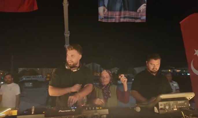 Γιαγιά raver στην Τουρκία: Η 78χρονη που έγινε viral χορεύοντας στον έντονο ρυθμό του dj