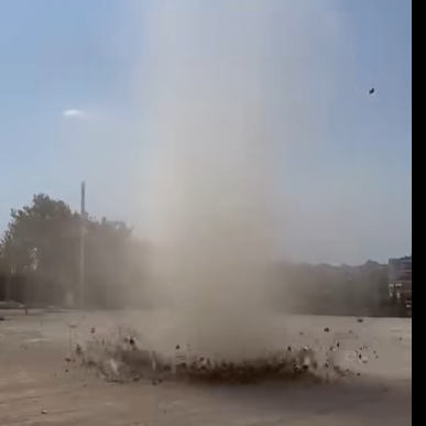 Μικρός «ανεμοστρόβιλος» στο ΟΑΚΑ - Τι είναι ο «Dust Devil» που σηκώνει σκόνη στον αέρα - Βίντεο
