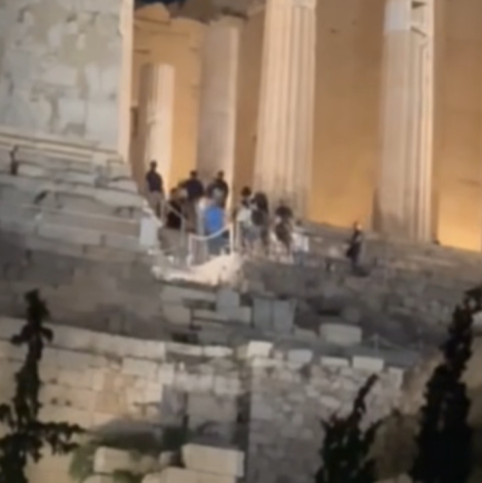 «Γινόταν πρόβα» - Τι απαντά το Υπουργείο Πολιτισμού για την παρουσία ατόμων στην Ακρόπολη