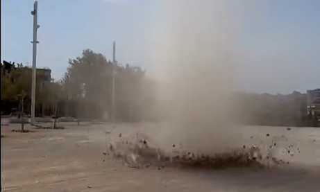 Μικρός «ανεμοστρόβιλος» στο ΟΑΚΑ - Τι είναι ο «Dust Devil» που σηκώνει σκόνη στον αέρα - Βίντεο