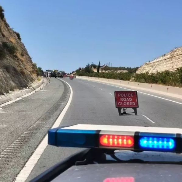 Κύπρος: Έπεσε ψυγείο από το όχημα, κατέβηκε να το μετακινήσει και παρασύρθηκε από μικρό λεωφορείο