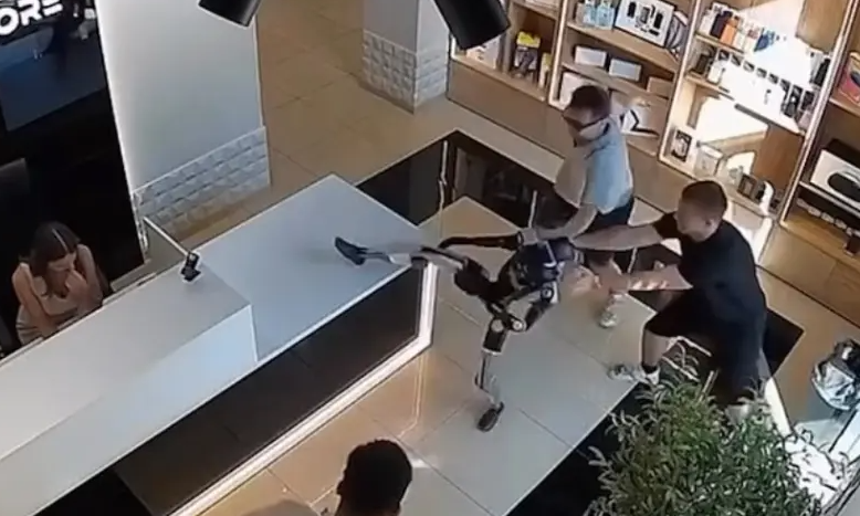Ρομπότ βγαίνει εκτός ελέγχου και επιτίθεται με κινήσεις καράτε σε άνδρα: «Μας είχαν προειδοποιήσει»