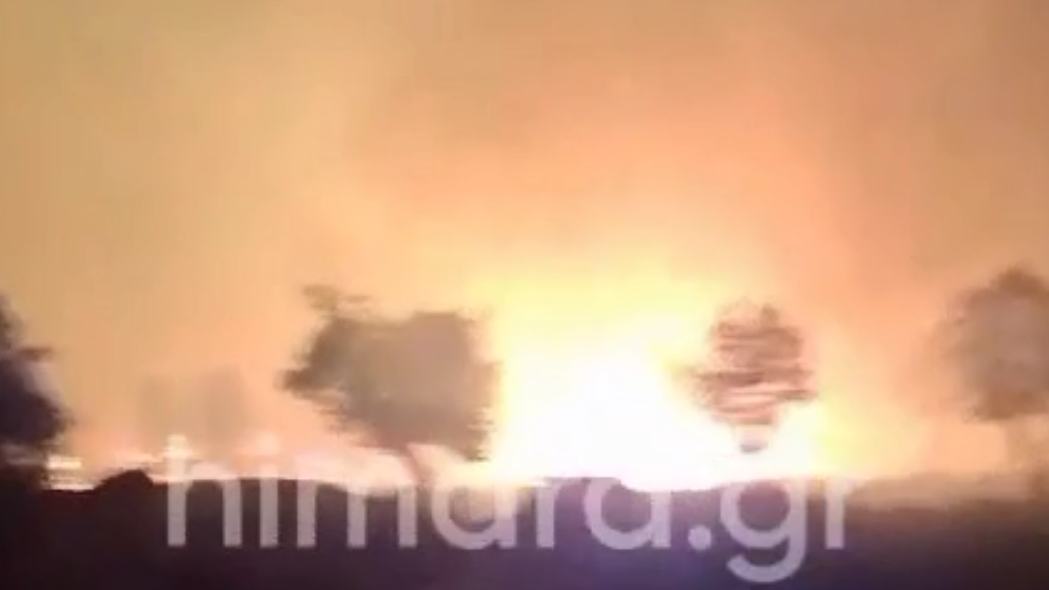 Χειμάρρα: Πυρκαγιά απειλεί κατοικημένες περιοχές
