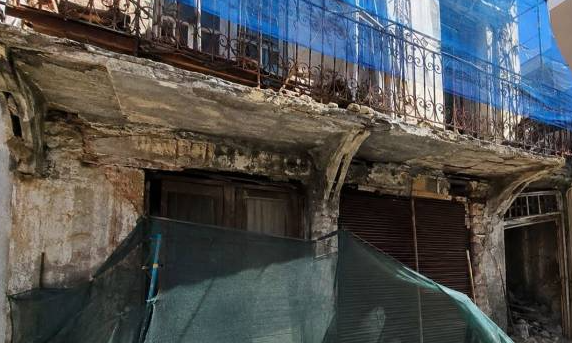 Καβάλα: Κατέρρευσε τμήμα μπαλκονιού σε κεντρικό σημείο της πόλης