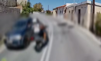 Νέο βίντεο επικίνδυνης οδήγησης στην Κρήτη: Δίκυκλο προσπερνά πάνω σε στροφή