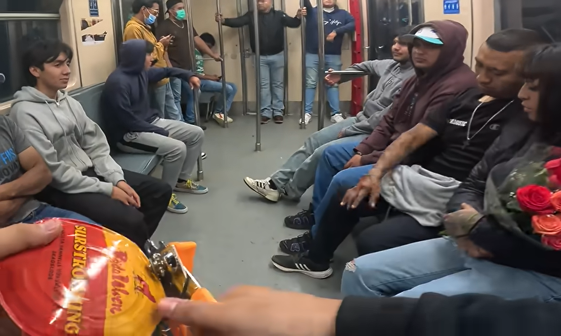 Μεξικό: YouTuber άνοιξε κονσέρβα με το «πιο βρωμερό φαγητό του κόσμου» σε Μετρό και δέχτηκε επίθεση