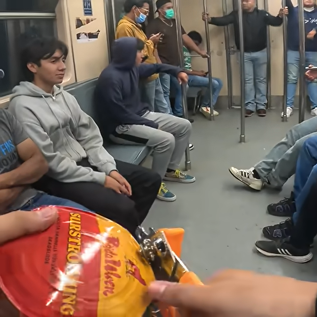 Μεξικό: YouTuber άνοιξε κονσέρβα με το «πιο βρωμερό φαγητό του κόσμου» σε Μετρό και δέχτηκε επίθεση