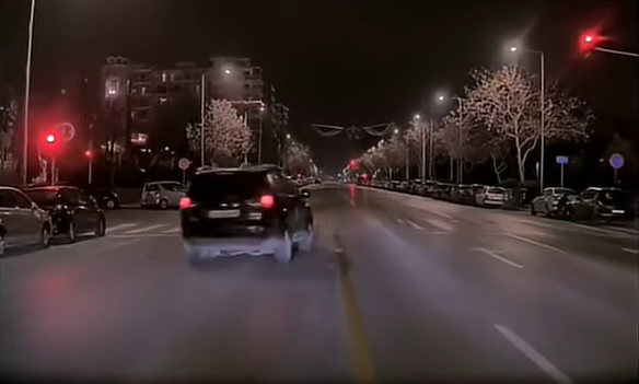 Θεσσαλονίκη: Οδηγός δημόσιος κίνδυνος στην παραλιακή - Περνούσε τα κόκκινα φανάρια σαν… πράσινα