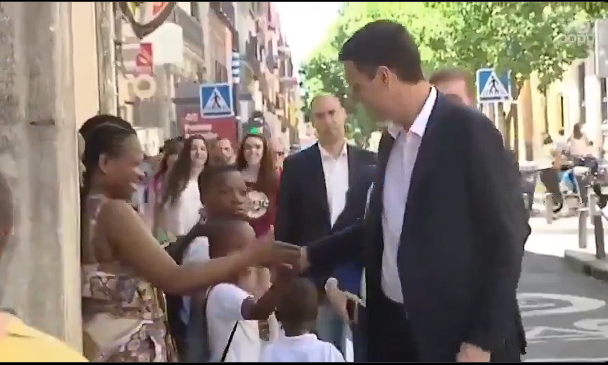 Βίντεο από το παρελθόν «καίει» τον Σάντσεθ - Σκουπίζει τα χέρια του μετά από χειραψία με Αφρικανή