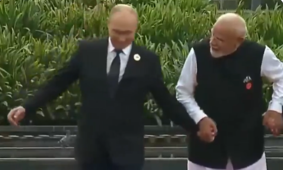 Το απρόοπτο στη σύνοδο ηγετών των BRICS: Ο Μόντι παραλίγο να ρίξει τον Πούτιν - Βίντεο