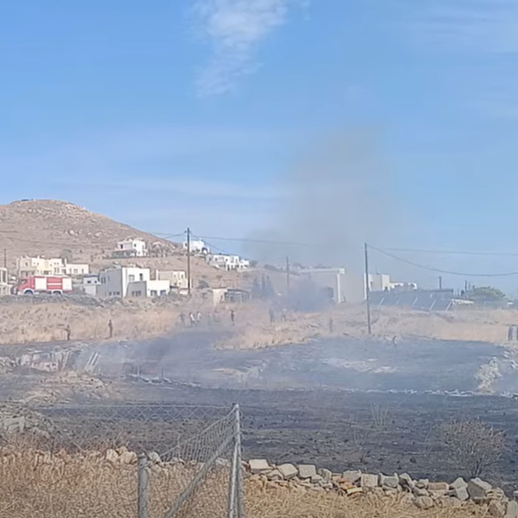 Φωτιά στη Σύρο - Κινητοποιήθηκαν 15 πυροσβέστες