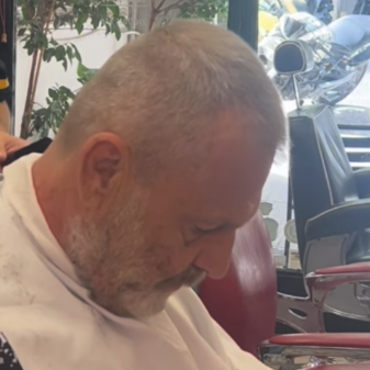 Απόστολος Γκλέτσος: Τραγουδά «Θέλω να γυρίσω στα παλιά» σε κουρείο αποχαιρετώντας τον Μαζωνάκη