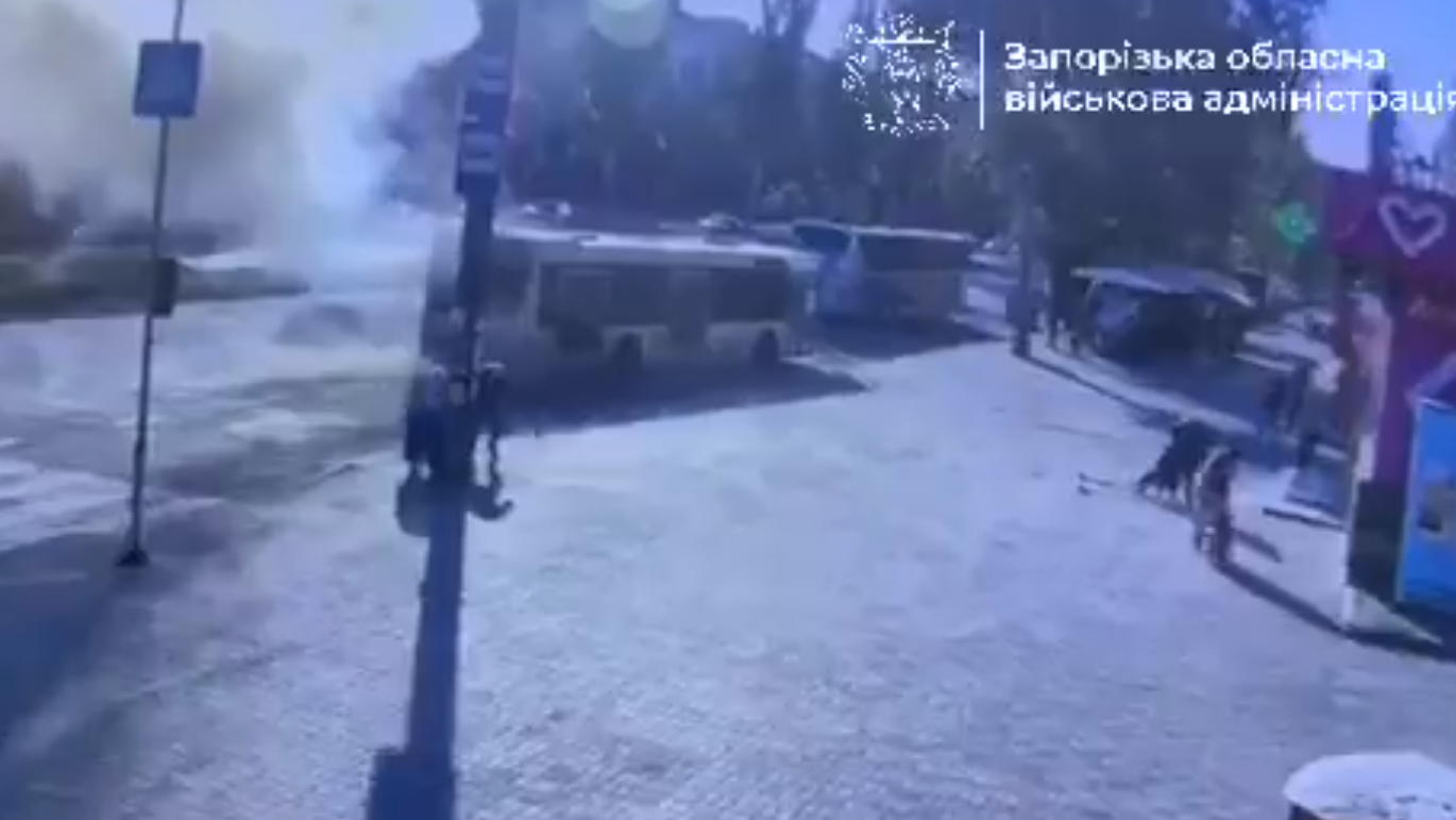 Ουκρανία: Η στιγμή που ρωσικό drone χτυπά λεωφορείο στη Ζαπορίζια
