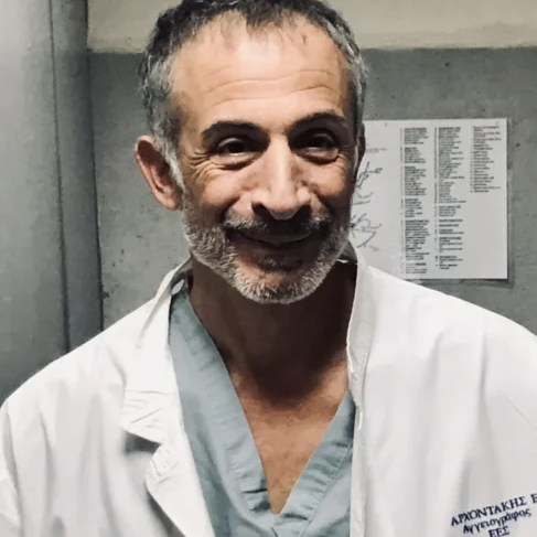 Ο γιατρός που χειρούργησε τον Γιώργο Μυλωνάκη έσωσε και νεαρή καθηγήτρια: «Μου δώσατε πίσω την ζωή»