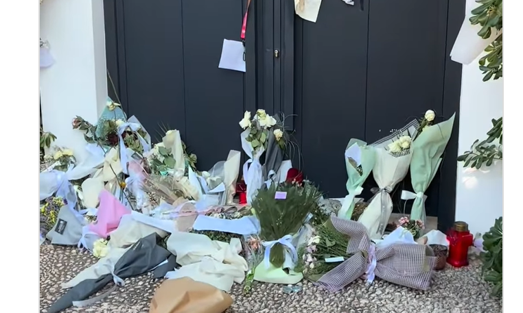 Γιώργος Μαζωνάκης: Λουλούδια και μηνύματα έξω από το σπίτι του γνωστού τραγουδιστή